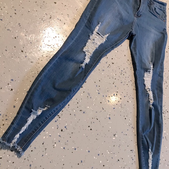 Distressed skinny jeans - Picture 2 of 5